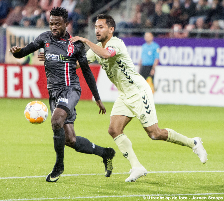 Van der Maarel probeert Abubakar te stoppen. Foto: Jeroen Stoops