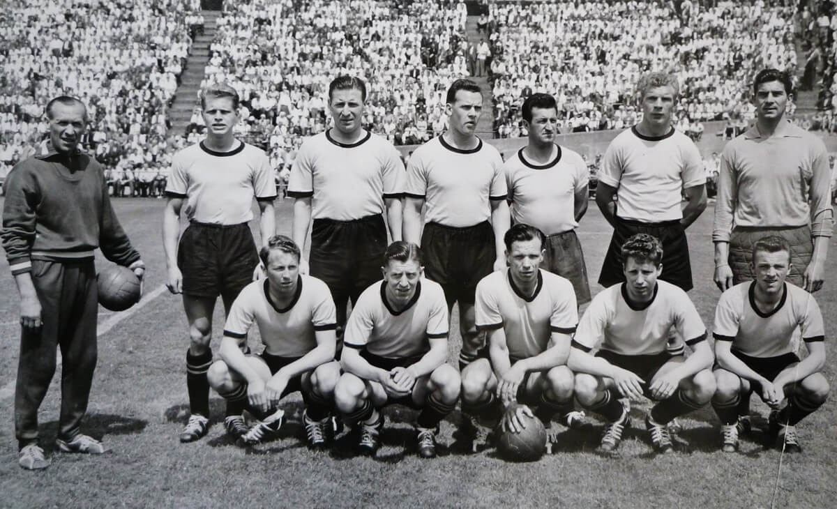 Kampioenselftal DOS in 1958 met staand derde van links Henk Temming