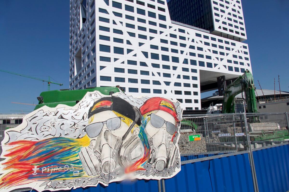 Tijdelijke kunst op bouwhek op Jaarbeursplein. Foto: Ton van den Berg