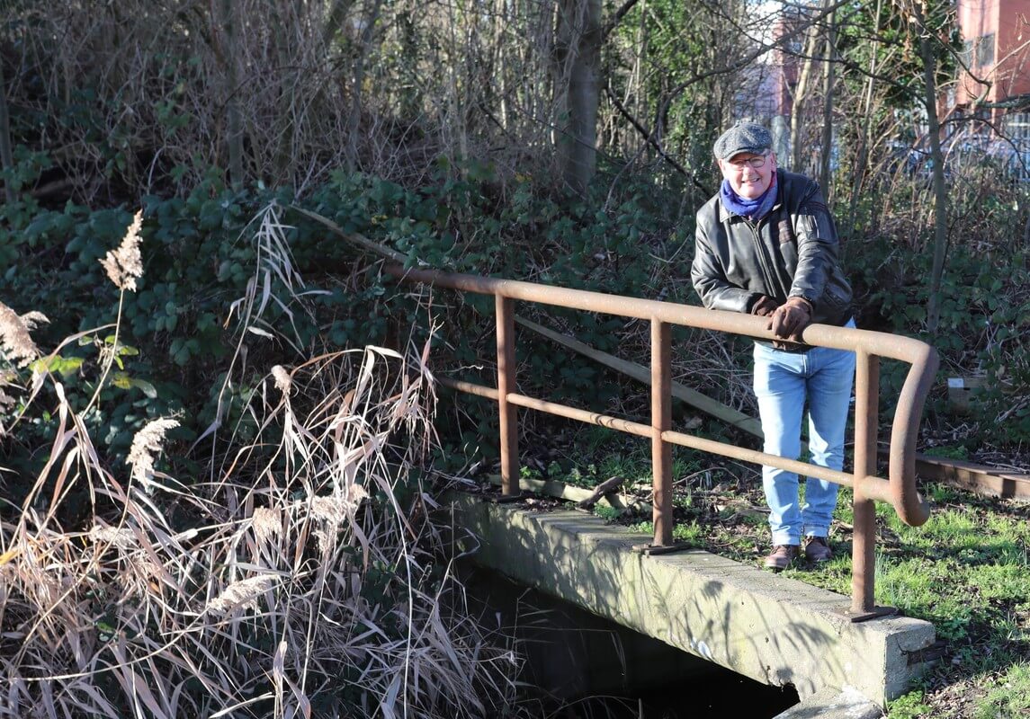 Journalist Louis Engelman bij overblijfselen van een bruggetje dat leidde naar boerderij Ruimzicht. Foto: Ton van den Berg