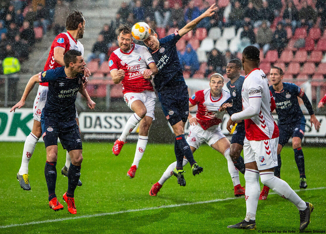 Van de Streek scoort in de stromende regen 1-0. Foto: Jeroen Stoops