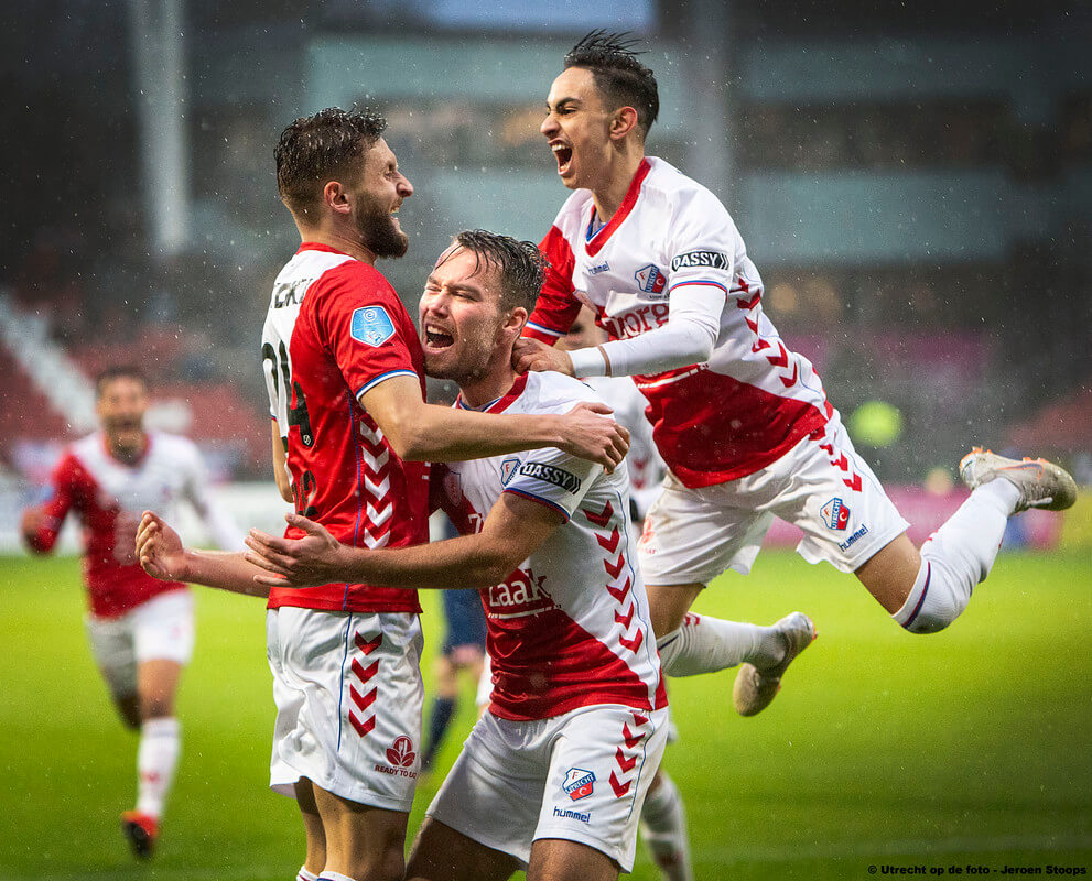 Gavory en basisspeler Boussaid zijn als eerste bij hem om hem te feliciteren. Foto: Jeroen Stoops