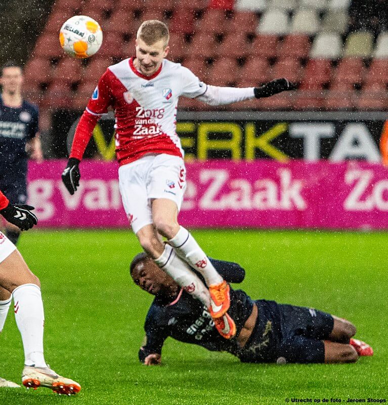 Het VAR-moment in de slotfase: Dumfries glijdt Gustafson onderuit. Na het bekijken van de beelden beslist scheidsrechter Van Boekel geen strafschop te geven. Foto: Jeroen Stoops