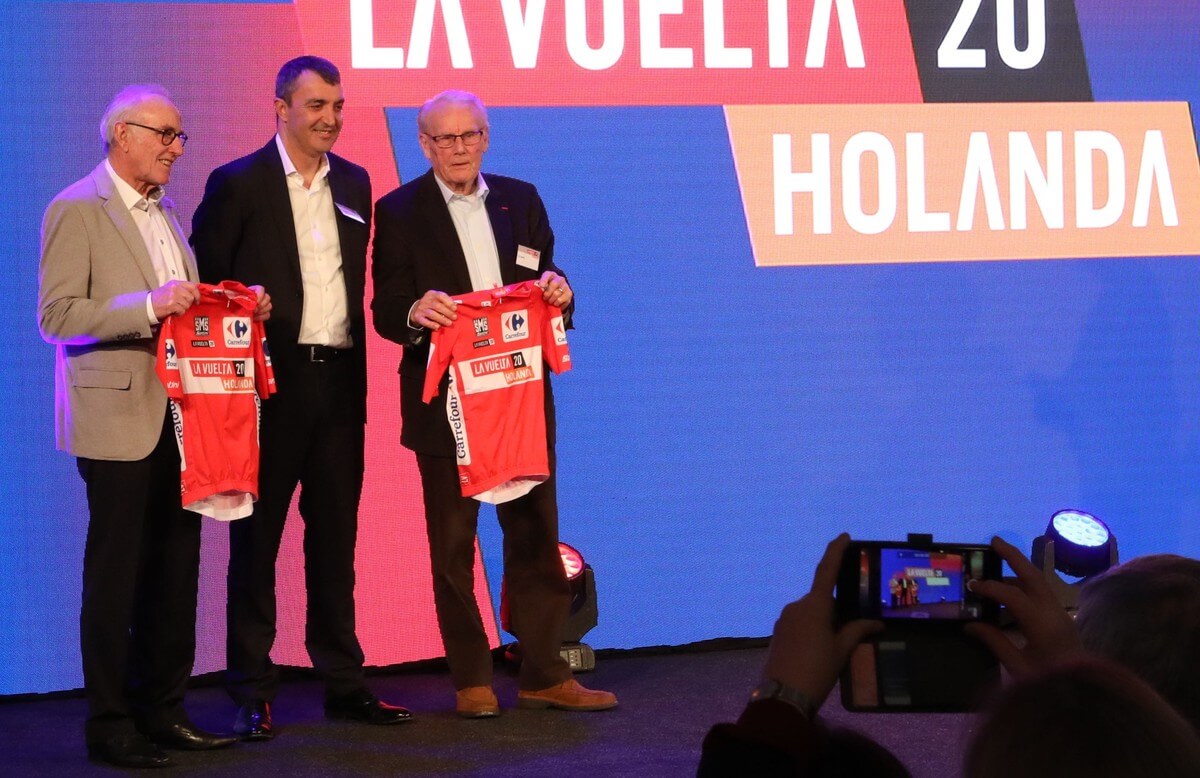 Joop Zoetemelk, Javier Guillén (directeur van de Vuelta) en Jan Janssen op het podium. Foto: Ton van den Berg