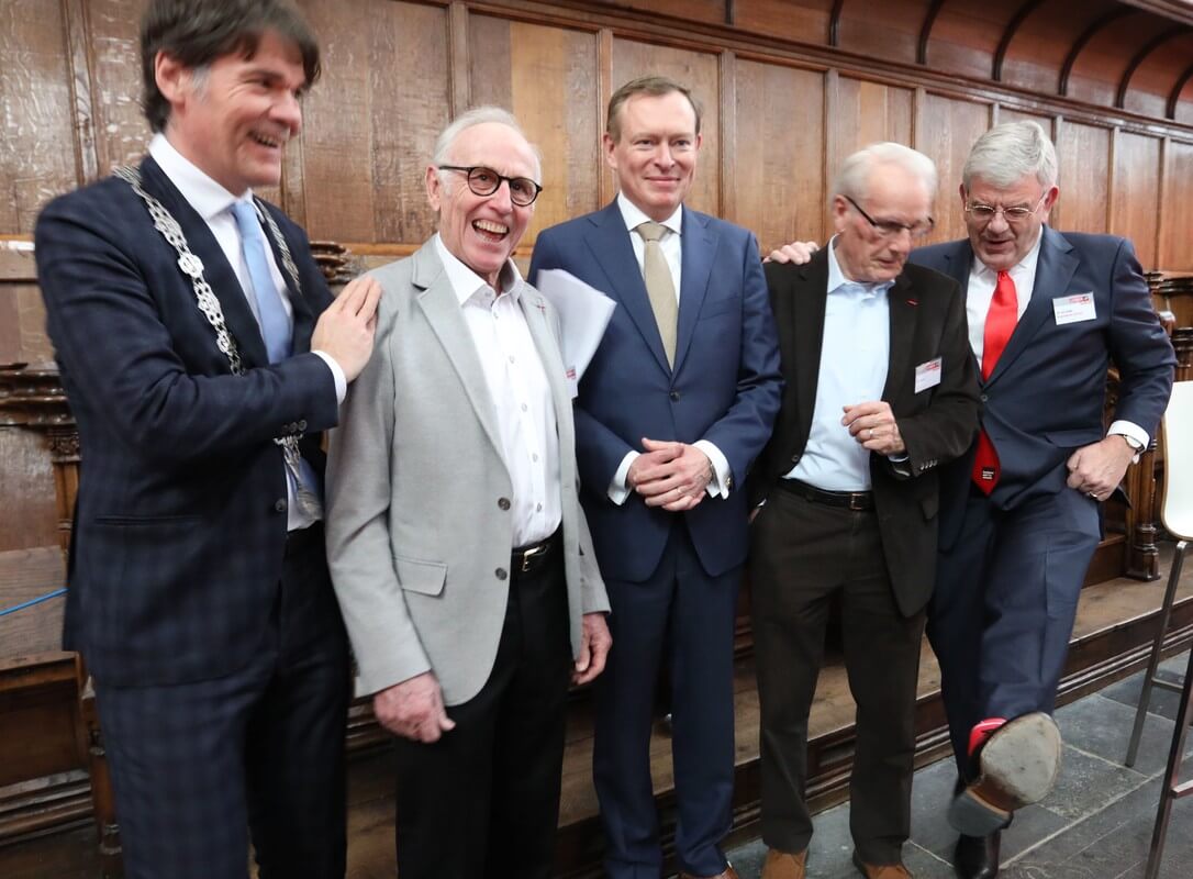 Breda-burgemeester Paul Depla, Joop Zoetemelk, Bruno Bruins (minister sport), Jan Janssen en burgemeester Jan van Zanen (die zijn rode Vuelta-sokken toont). Foto: Ton van den Berg