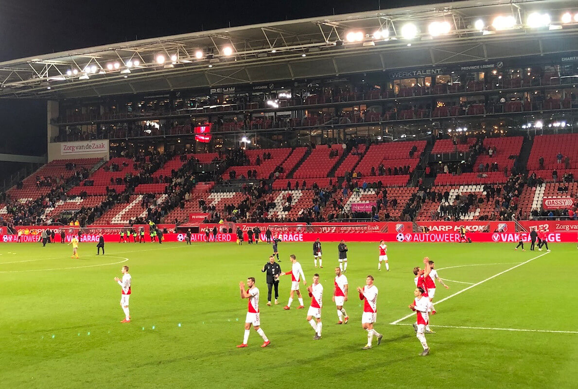 De spelers van FC Utrecht verlaten het veld. Foto: Mathijs van Echtelt