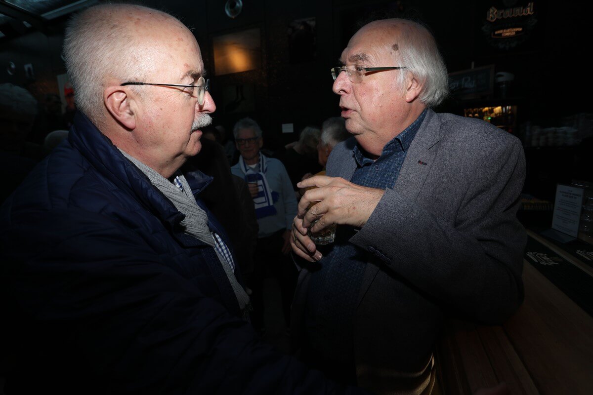 Journalist Ad van Liempt (rechts) met sporthistoricus Gert van Es. Foto: Ton van den Berg