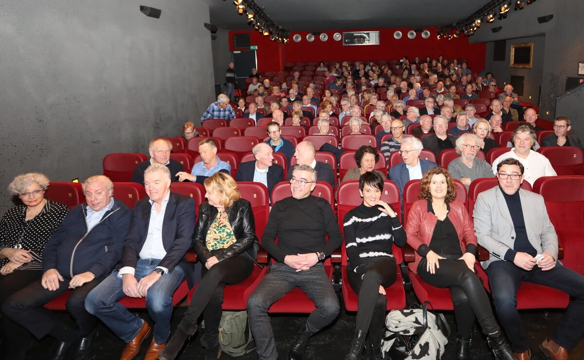 Genodigden bij de premiere van de FC-documentaire in het Louis Hartlooper Complex. Foto: Ton van den Berg