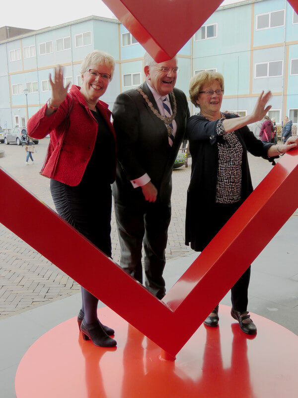 Samen met de ex-patiënt mevr. Koster en de burgemeester onthulde Ali Hendriksen het ‘Van Harte symbool’ voor de entree. Foto: D. Goosen