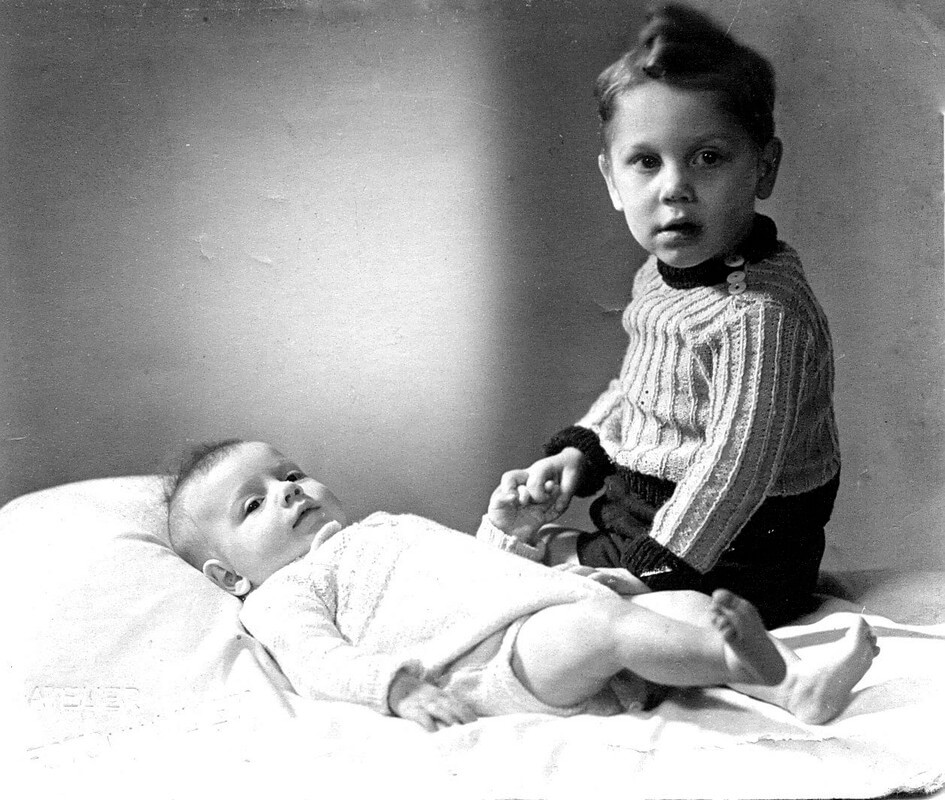 Loek Snatager nog een baby in 1947 met zijn broer Ton (die enkele jaren geleden overleed). Foto: familiearchief