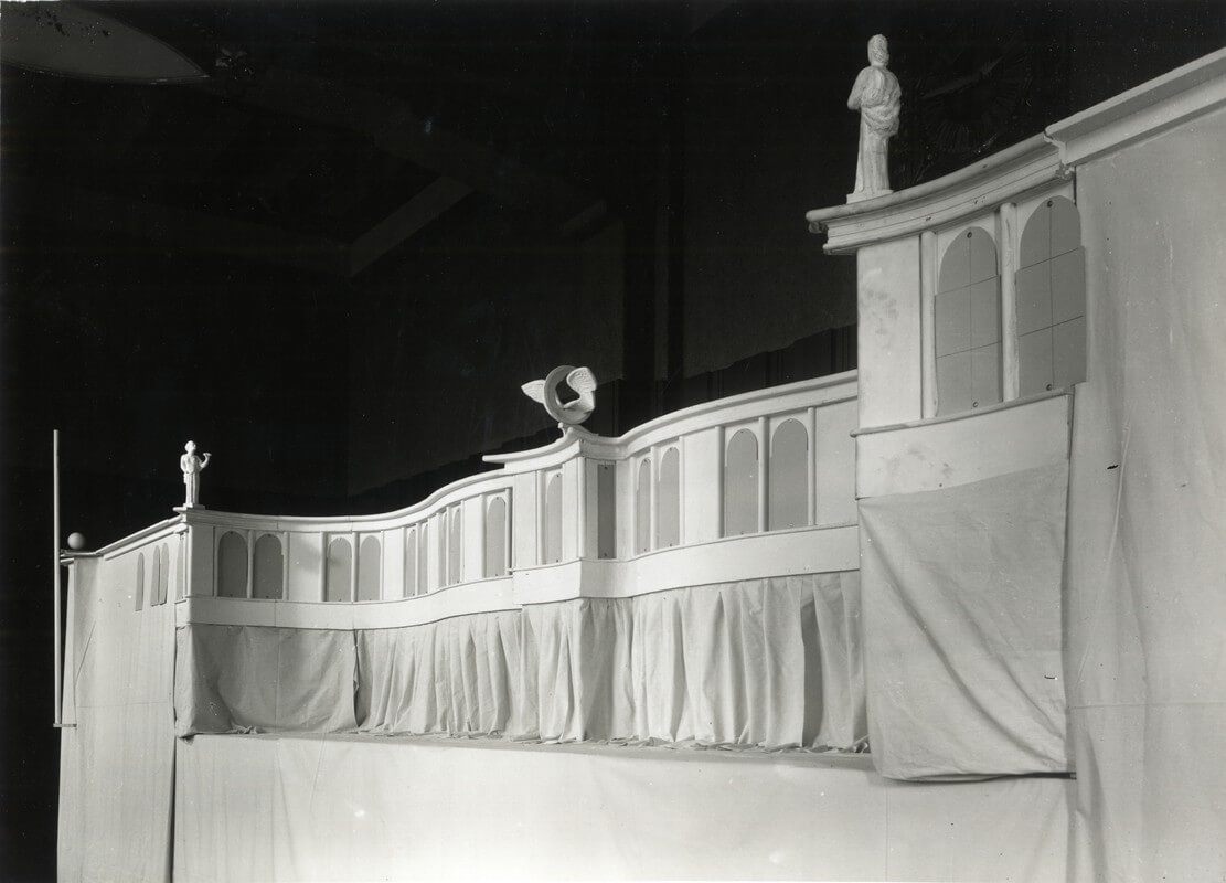 Een gipsen model uit 1939 van het Centraal Station met daarop de beelden, waaronder in het midden de Feniks. Foto: Het Utrechts Archief 