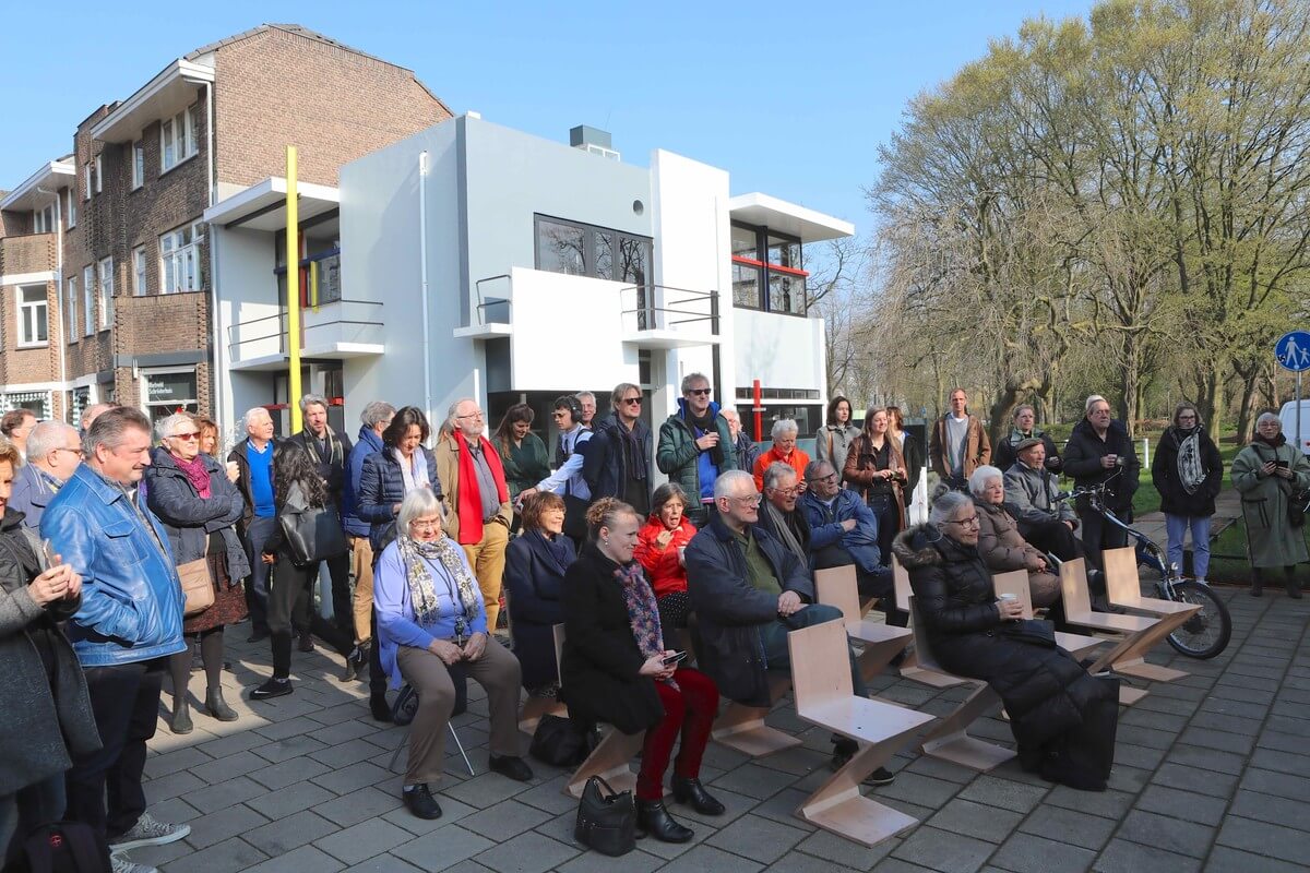 Belangstellenden bij de onthulling. Helemaal vooraan zit Rietvelds kleindochter Martine Eskes. Schuin achter haar - op de fiets - Bertus Mulder. Foto: Ton van den Berg 