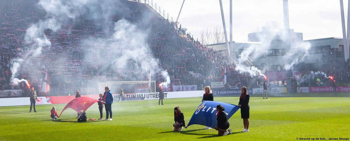 Vier fakkels; een voor elk dodelijk slachtoffer. foto: Jeroen Stoops