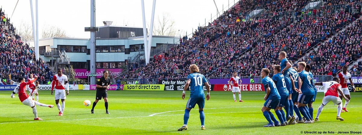 Uit de vrije trap die Utrecht na de overtreding krijgt, schiet Emanuelson de 1-0 binnen.