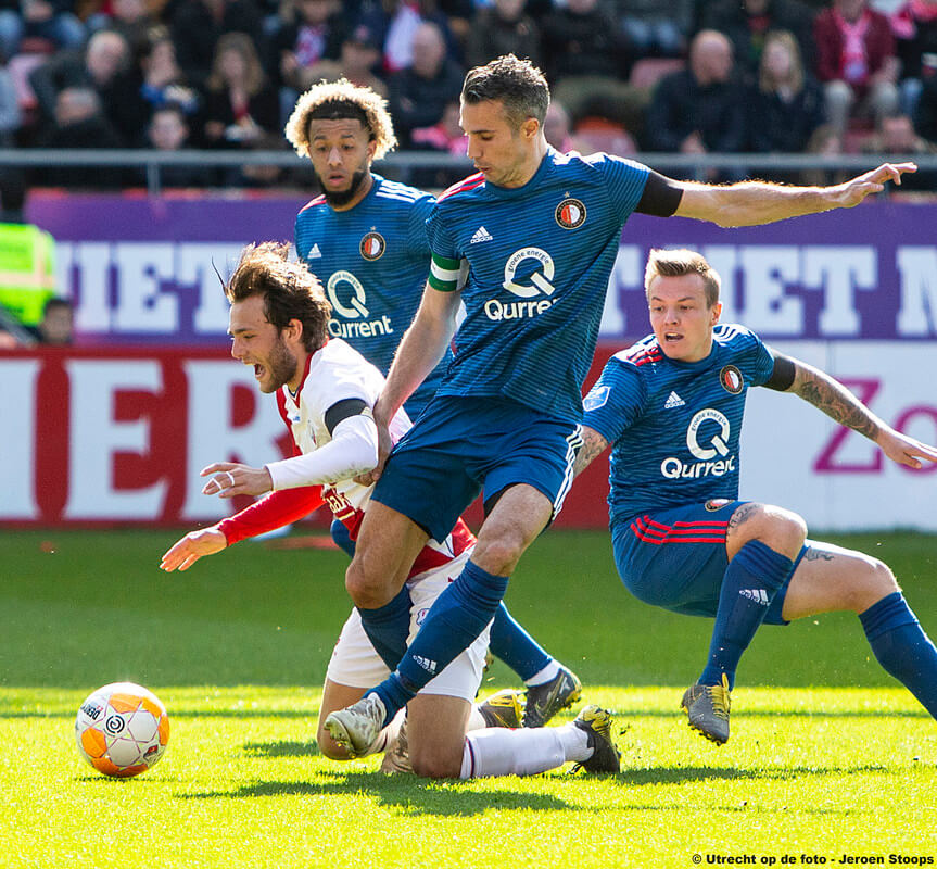 Uitblinker van Overeem wordt aangepakt door Van Persie.