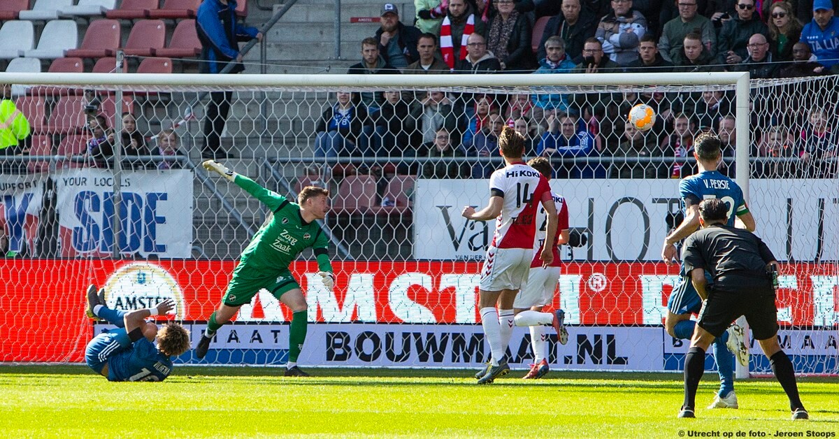 Jensen werd in zijn 100ste wedstrijd voor FC Utrecht 2 maal gepasseerd. Hier de 1-1.