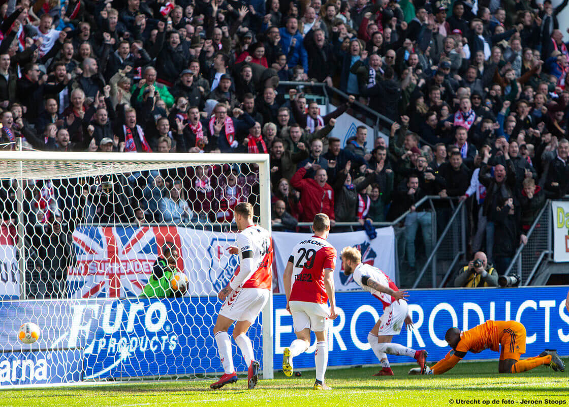 In de allerlaatste seconde kopt Letschert de 3-2 binnen en krijgt hij keeper Vermeer op de knieën.