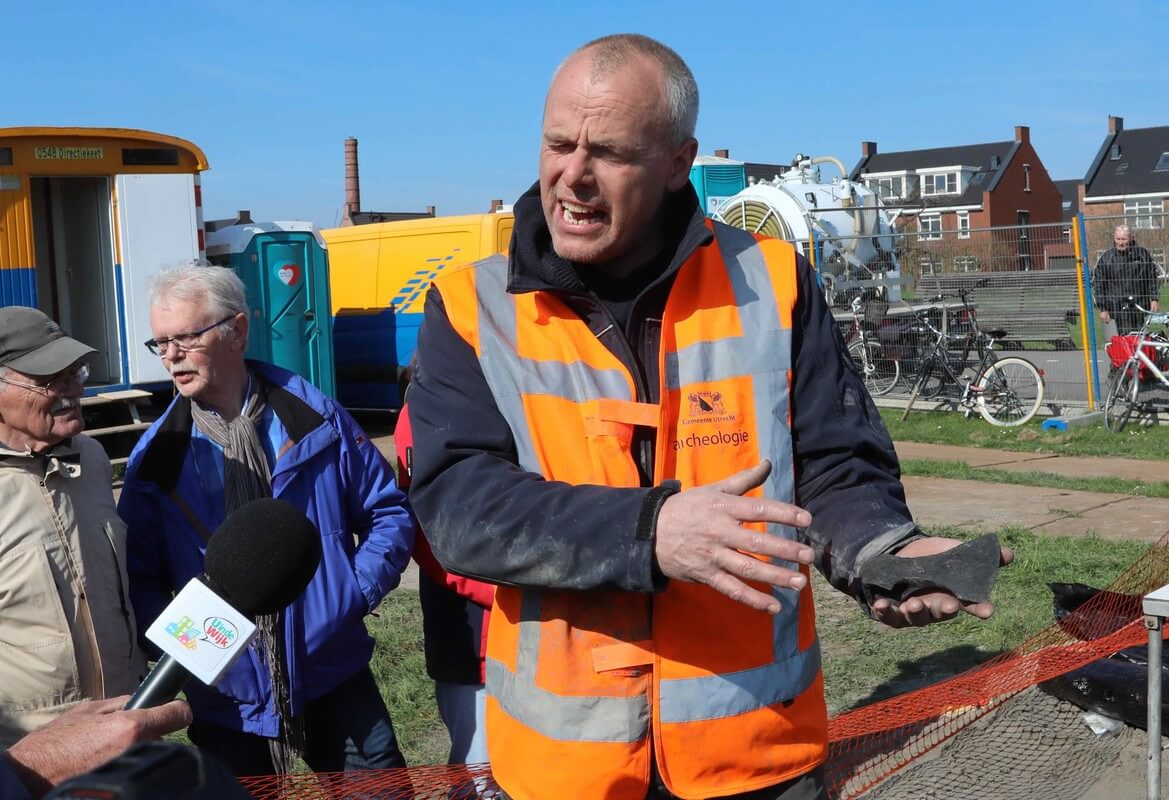 Rond de Vleuten 3 is ook veel klein materiaal gevonden zoals aardewerk, botresten van dieren en deze bijl. Foto: Ton van den Berg