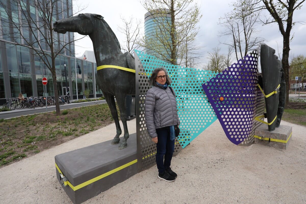 Jessica Stockholder bij het door haar bijeengebrachte kunstwerk Rider. Foto: Ton van den Berg