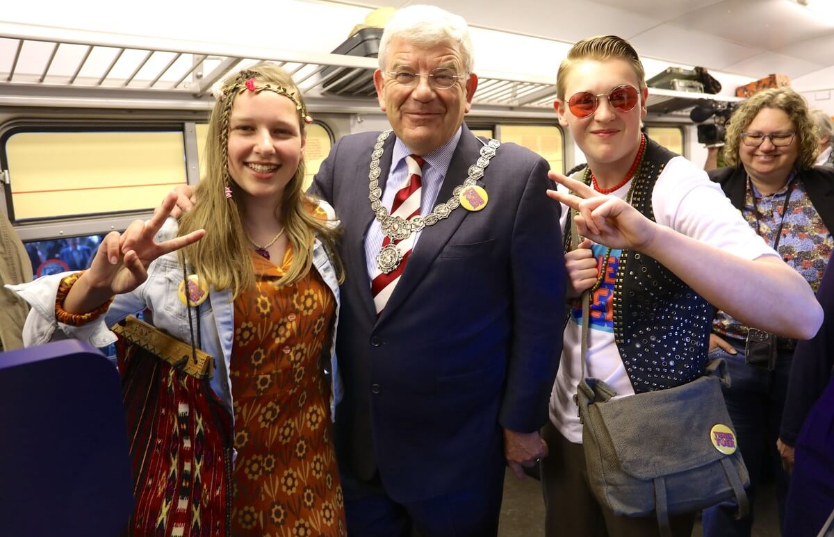 Jan van Zanen en twee tieners in jaren '60-kleding. Foto: Ton van den Berg