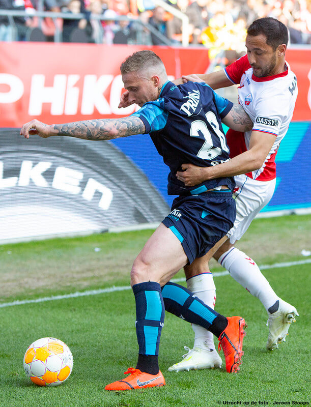 Basisspeler Van der Maarel in duel met Büttner. Foto: Jeroen stoops