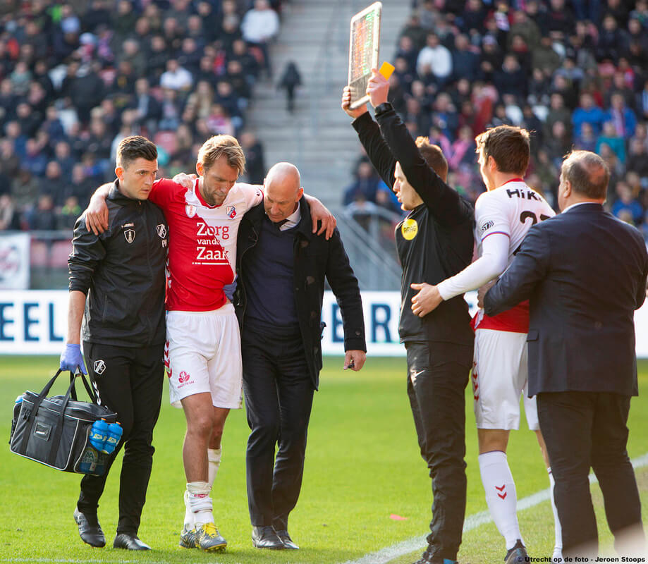 Aanvoerder Janssen verlaat met een pijnlijke knie het veld. Vervanger Görtler staat klaar.