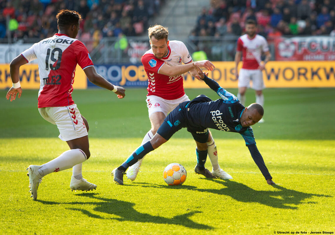 Van der Streek in duel met Serero. Bahebeck is onderweg voor hulp.