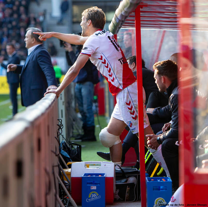 Ook een met ijs ingepakte knie weerhield aanvoerder Janssen er niet van zijn team te coachen vanuit de dugout. Meer dan een punt leverde het helaas niet op.