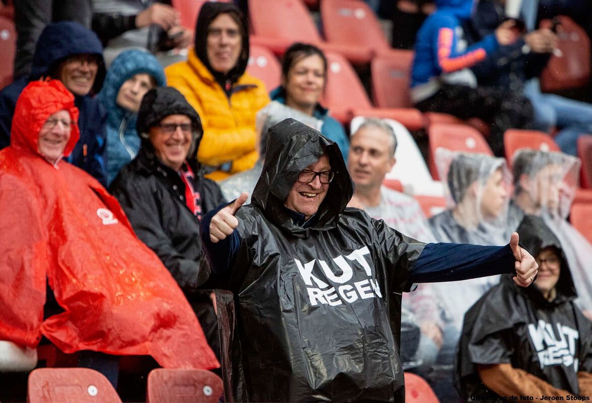 Ondanks de …regen zat de sfeer er aan het begin van de avond goed in. Foto: Jeroen Stoops