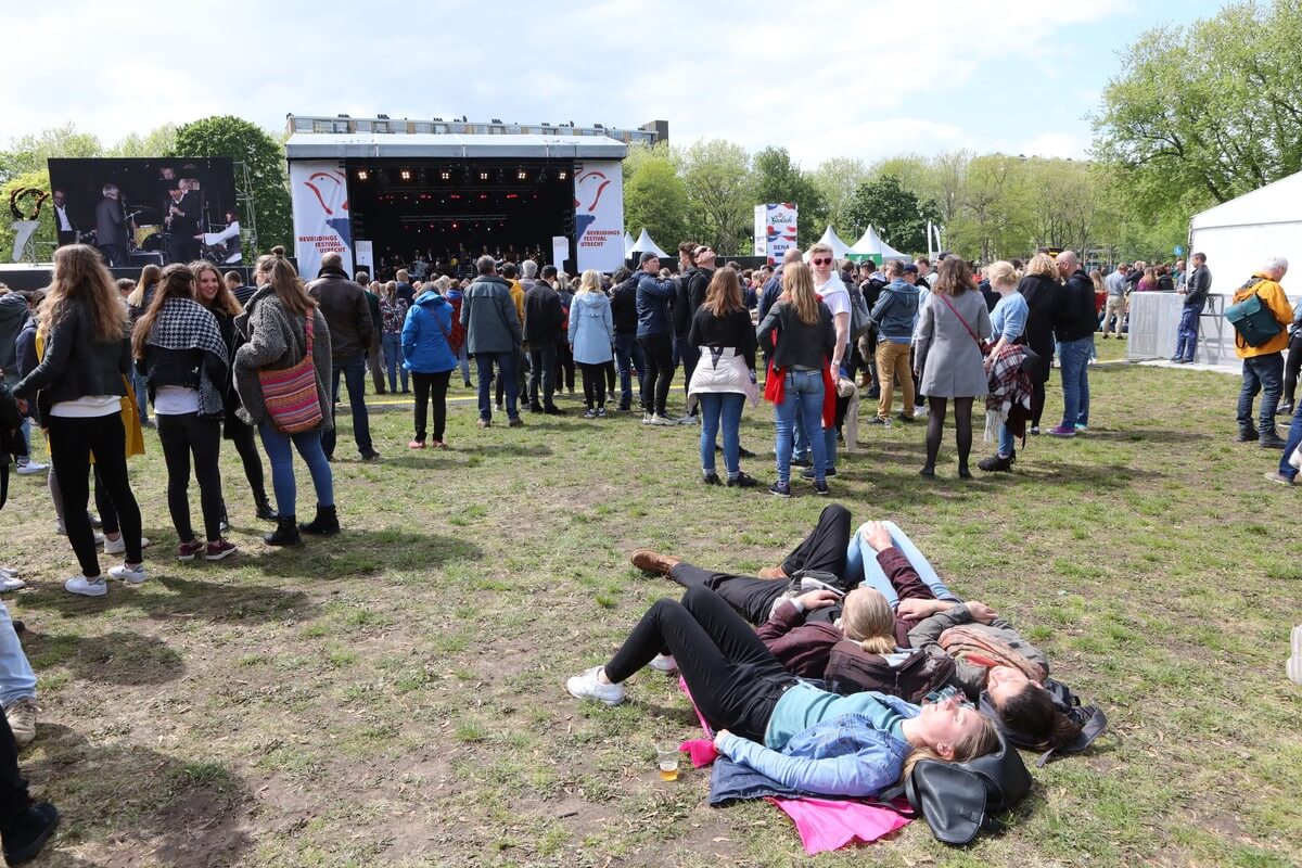 Als het zonnetje doorkomt wordt er meteen van genoten. Foto: Ton van den Berg