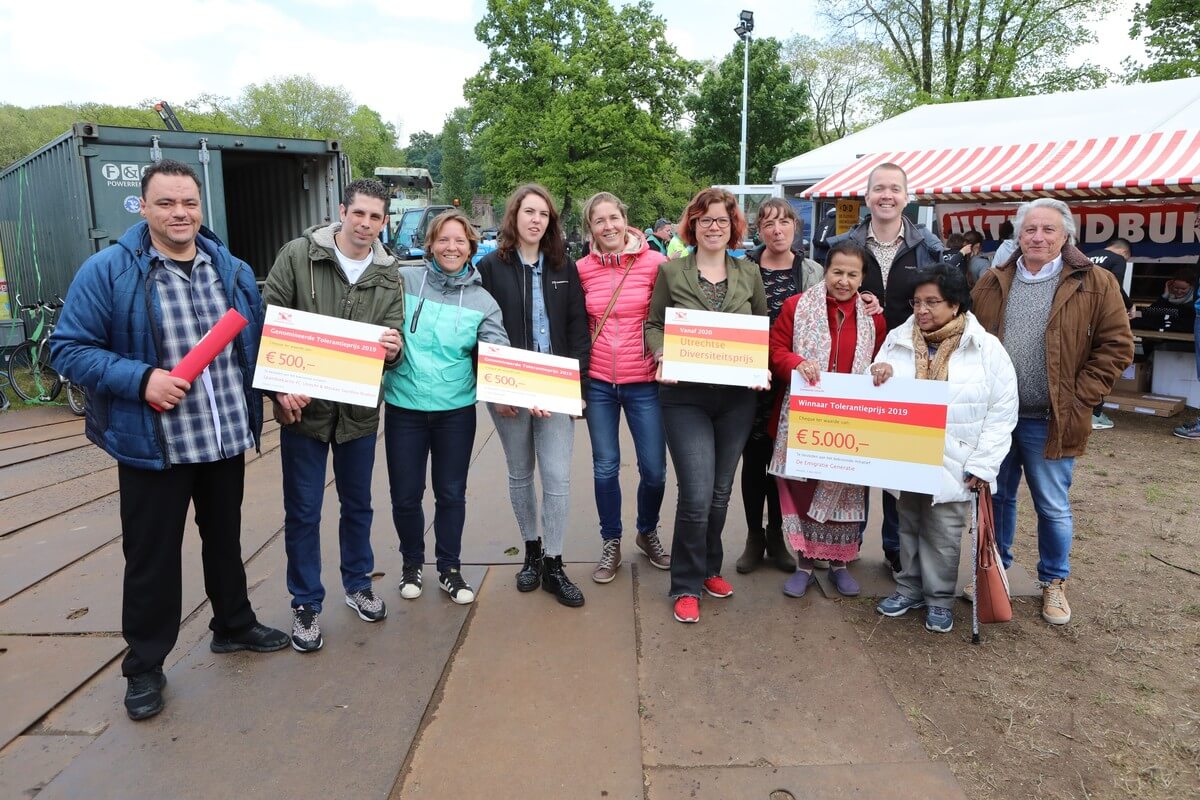 Alle genomineerden voor de Tolerantieprijs met wethouder Linda Voortman. De vrouwen rechts zijn van De Emigratie Generatie die de prijs won. Foto: Ton van den Berg