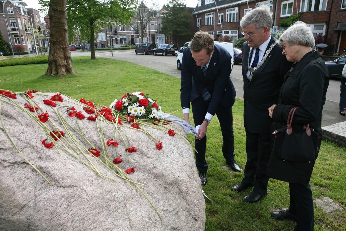 In 2015 legt burgemeester Van Zanen bloemen bij de herdenkingssteen op de Prinses Marijkelaan die herinnert aan 10 overleden verzetsmensen. Foto: Ton van den Berg