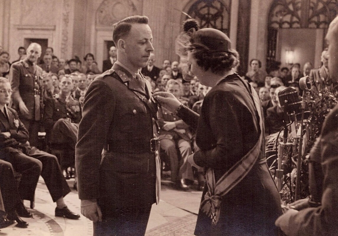 28 februari 1951, Paleis op de Dam, D.C. van der Kamp ontvangt van koningin Juliana de militaire medaille in de orde van de bronzen leeuw, vanwege zijn inzet in mei 1940 bij de Maasbruggen in Rotterdam. Foto: familiearchief
