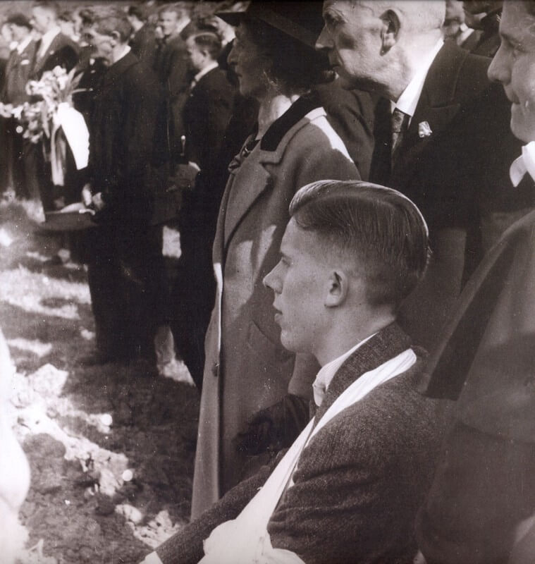 Hans van Ameijde, met verbanddoek, in 1945 bij de begrafenis van de leden van het arrestatieteam die omkwamen. Foto: Het Utrechts Archief