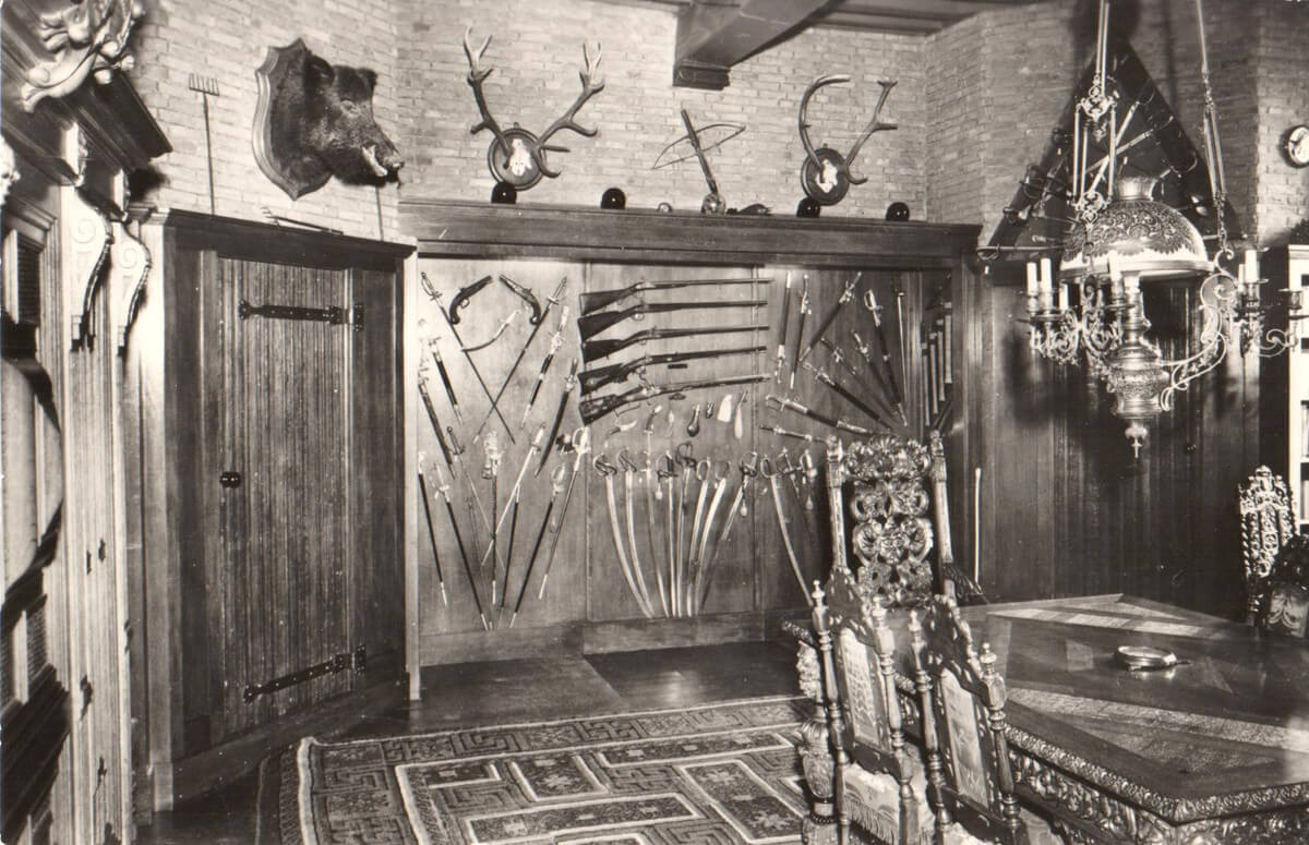 De wapenkamer in Slot Zuylen op een afbeelding gemaakt vlak voor de inbraak in 1977. Foto: Slot Zuylen