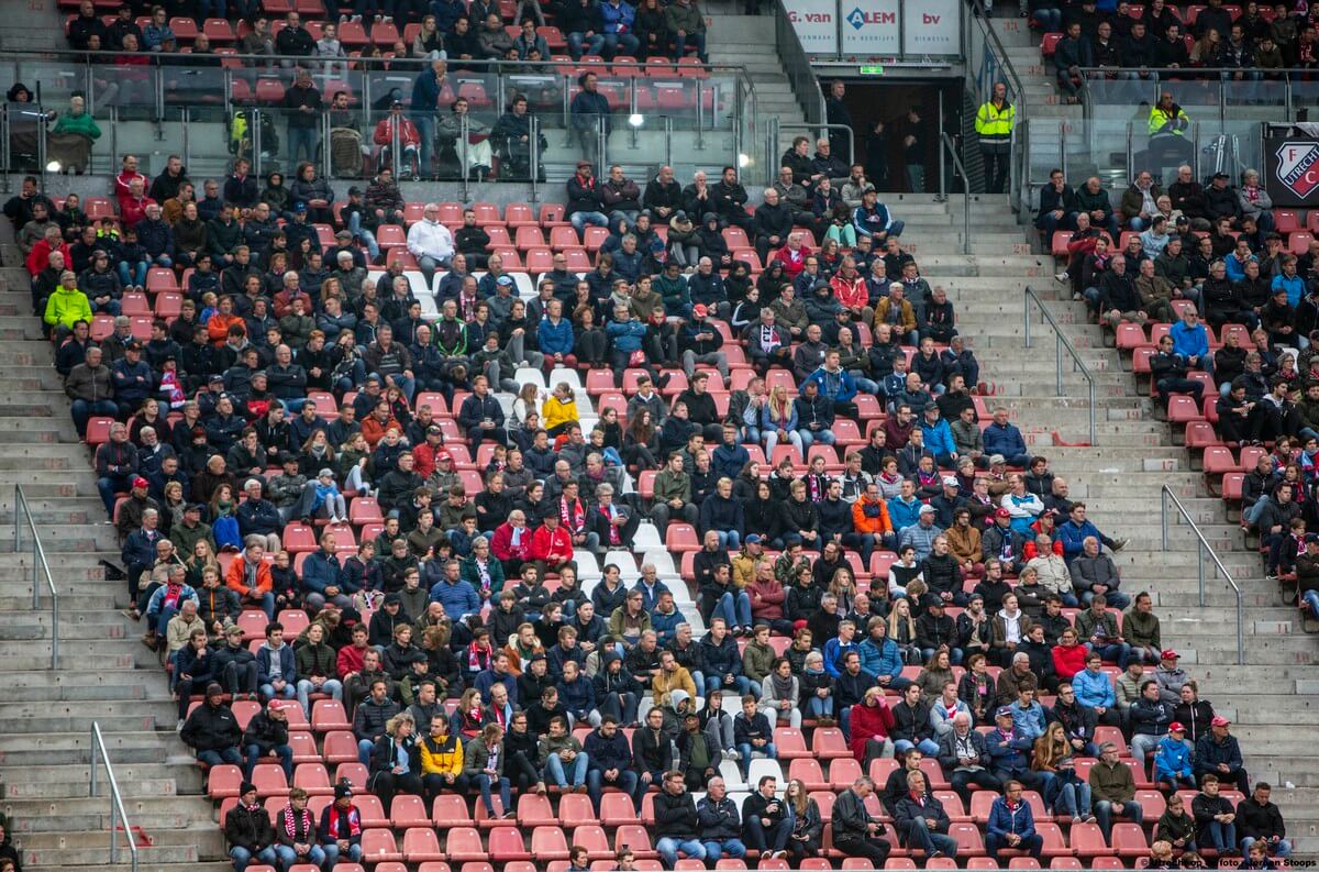 Waarschijnlijk door het vroege aanvangstijdstip was het stadion niet uitverkocht.