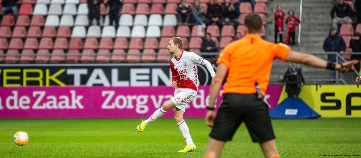 en schiet feilloos de 1-0 binnen.