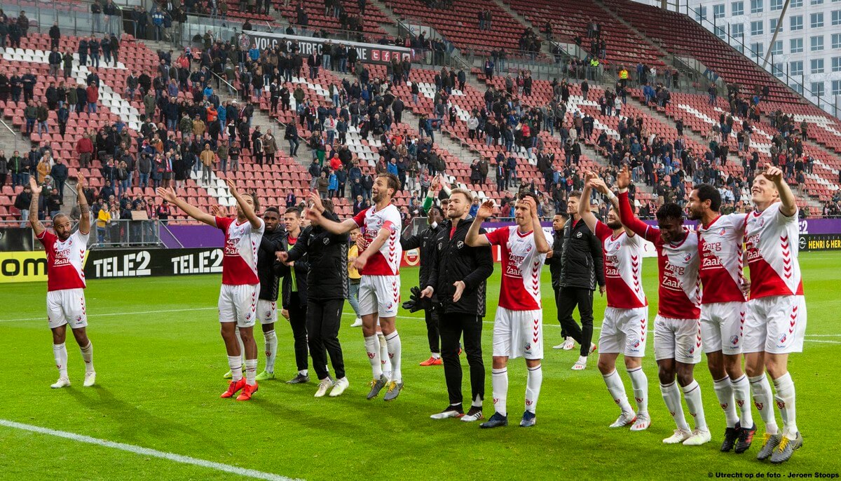 De overwinning wordt met het publiek gevierd. Op naar de finale tegen Vitesse.