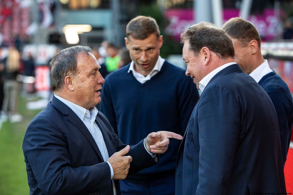 Utrecht trainer Advocaat en Vitesse trainer Sloetski in gesprek voor aanvang van de wedstrijd. Fotoverslag: Jeroen Stoops