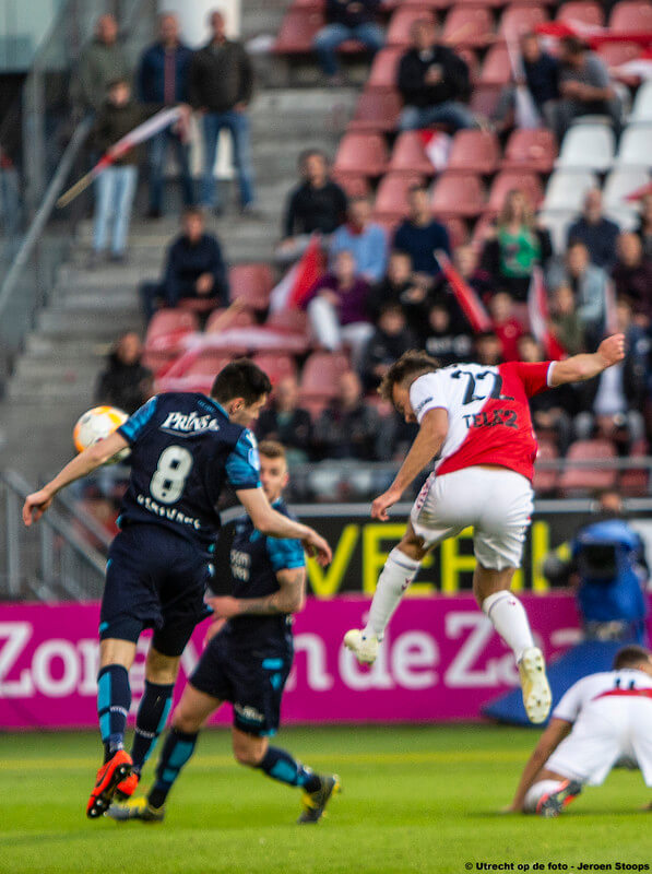 Van de Streek kopt de 1-0 binnen.