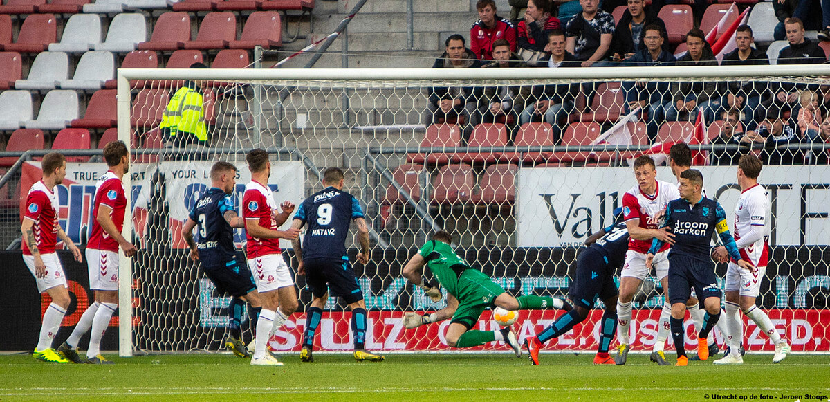 Doelman Marsman, die de geblesseerde Jensen verving, wordt gepasseerd door Matavz: 1-1.