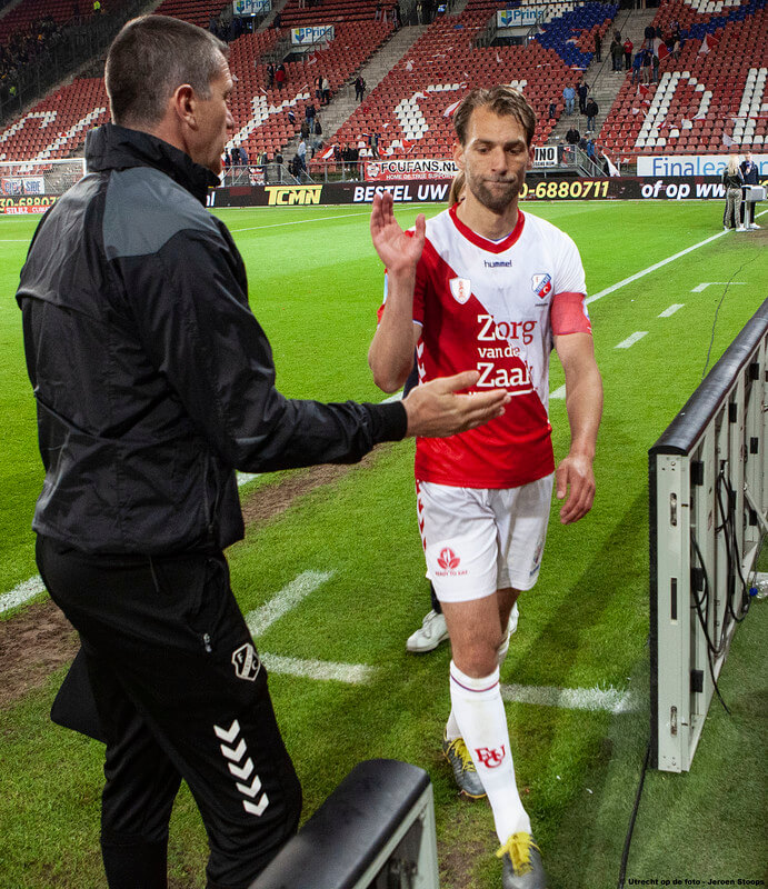 Een zichtbaar teleurgestelde Jansen wordt bedankt door assistent Dijkhuizen.