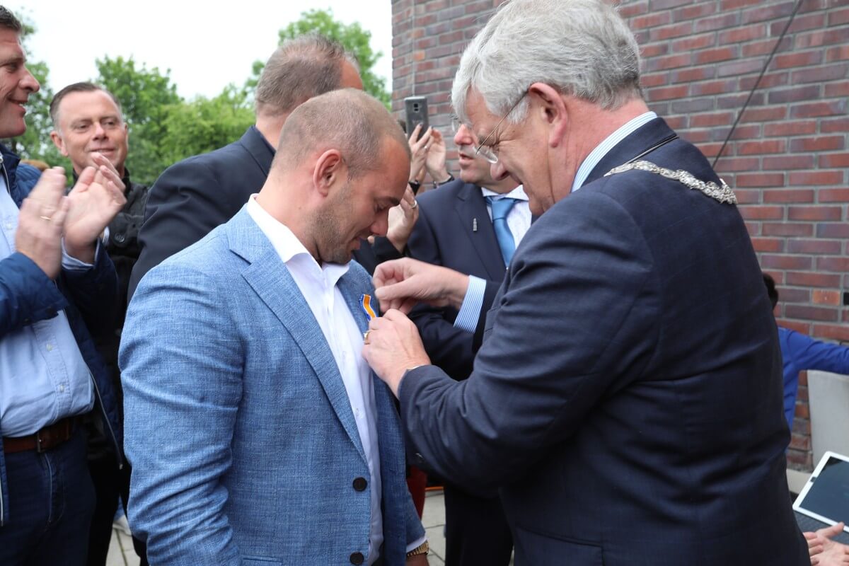 Lintje voor Sneijder. Foto: Ton van den Berg