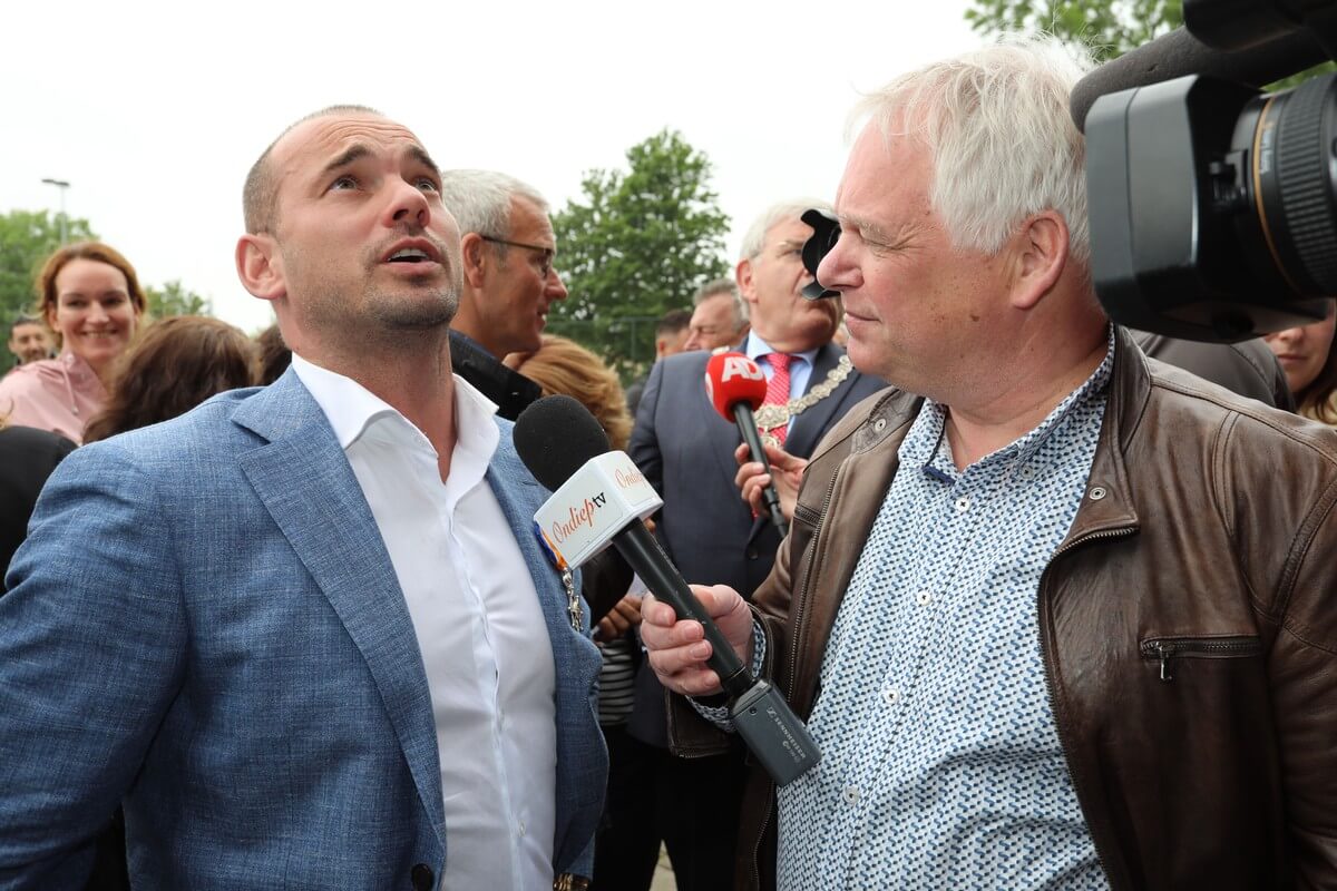 Sneijder geinterviewd door Ondiep TV-verslaggever Bert van Lienden. Foto: Ton van den Berg