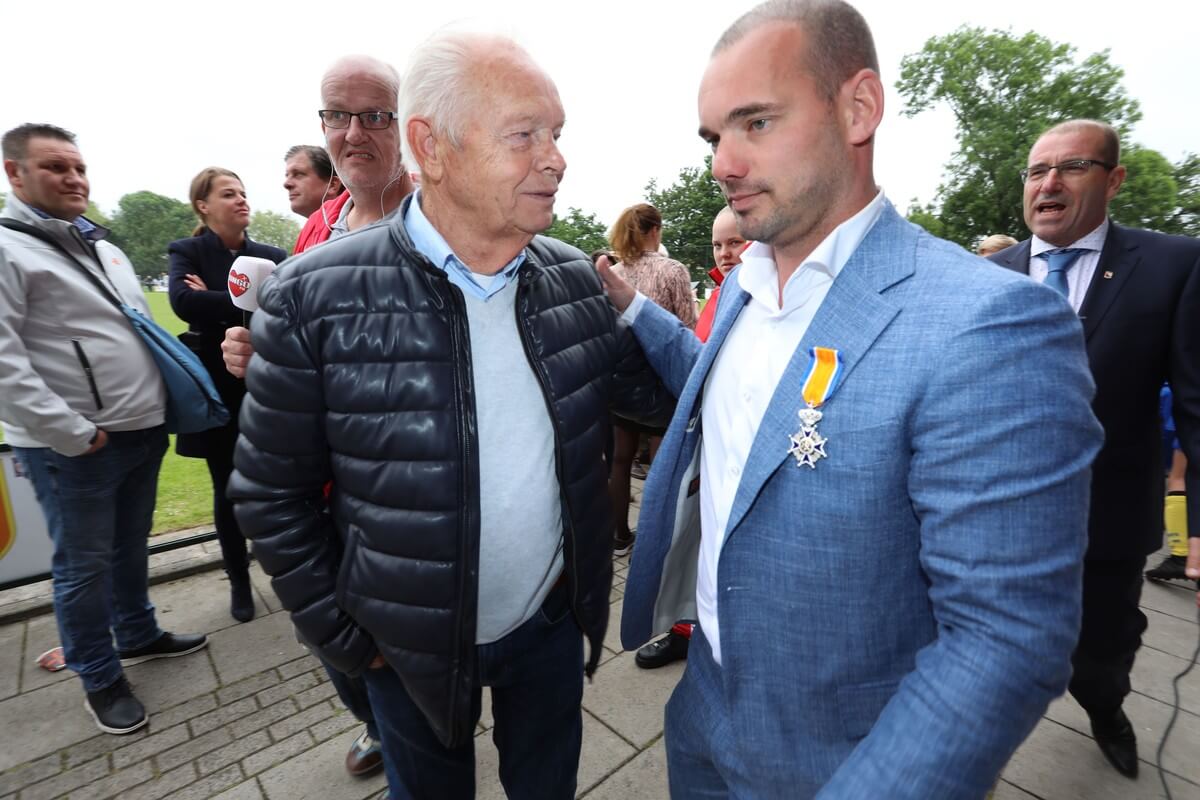 Sneijder met Andries Nachtegaal, de laatst nog levende DOS-speler van het kampioenselftal uit 1958. Foto: Ton van den Berg