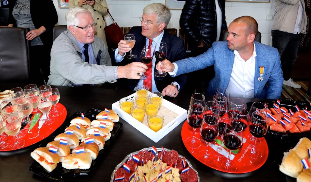 Proosten op Sportpark Wesley Sneijder met Cees Ebbenhorst (lid Wijkraad), burgemeester Van Zanen en Wesley Sneijder. Foto: Ton van den Berg