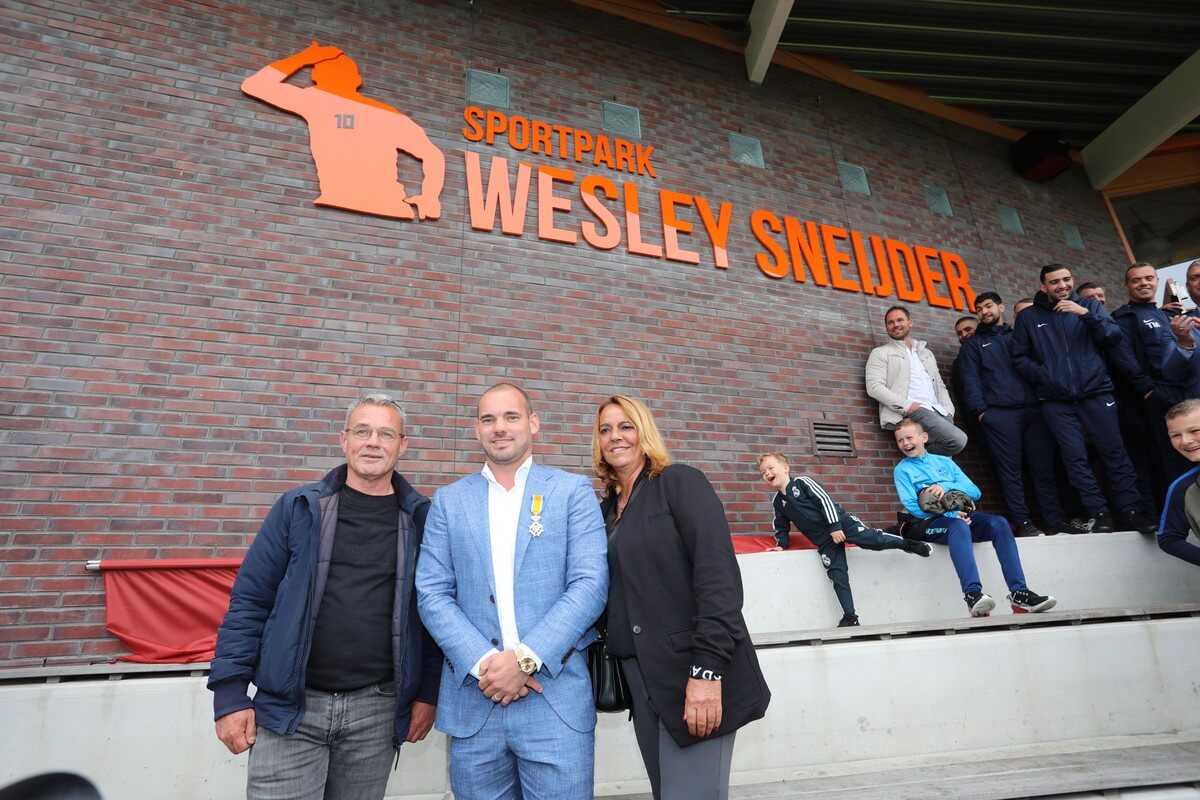 Sneijder met vader en moeder. Foto: Ton van den Berg