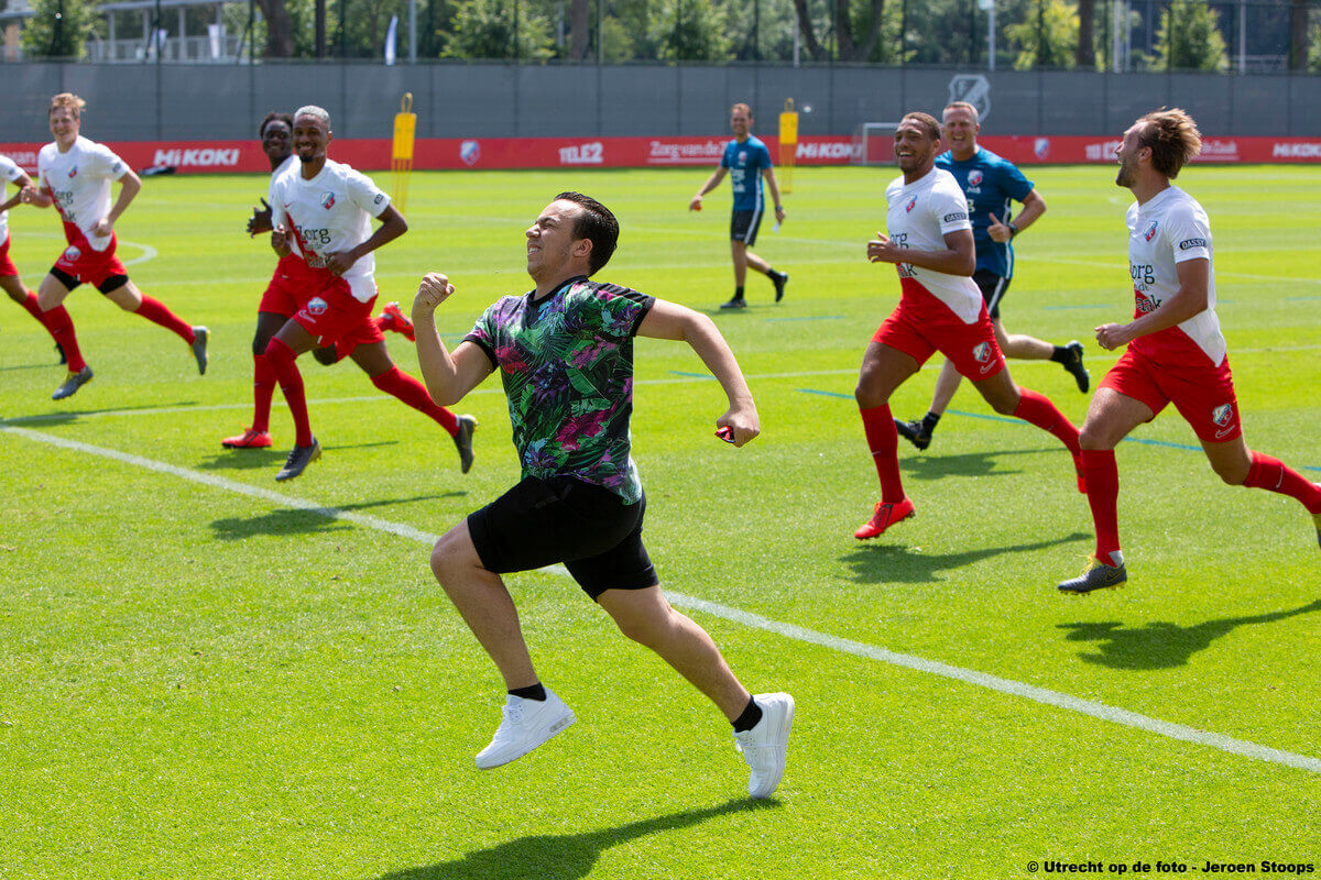 Tijdens een loopoefening werd Van der Brom uitgedaagd door een supporter om zelf ook een sprintje te trekken met zijn spelers. “Alleen als jij ook meeloopt dan” was het antwoord van de trainer. Dat liet de fan zich tot hilariteit van de spelers, trainer en supporters langs de kant geen twee keer zeggen.