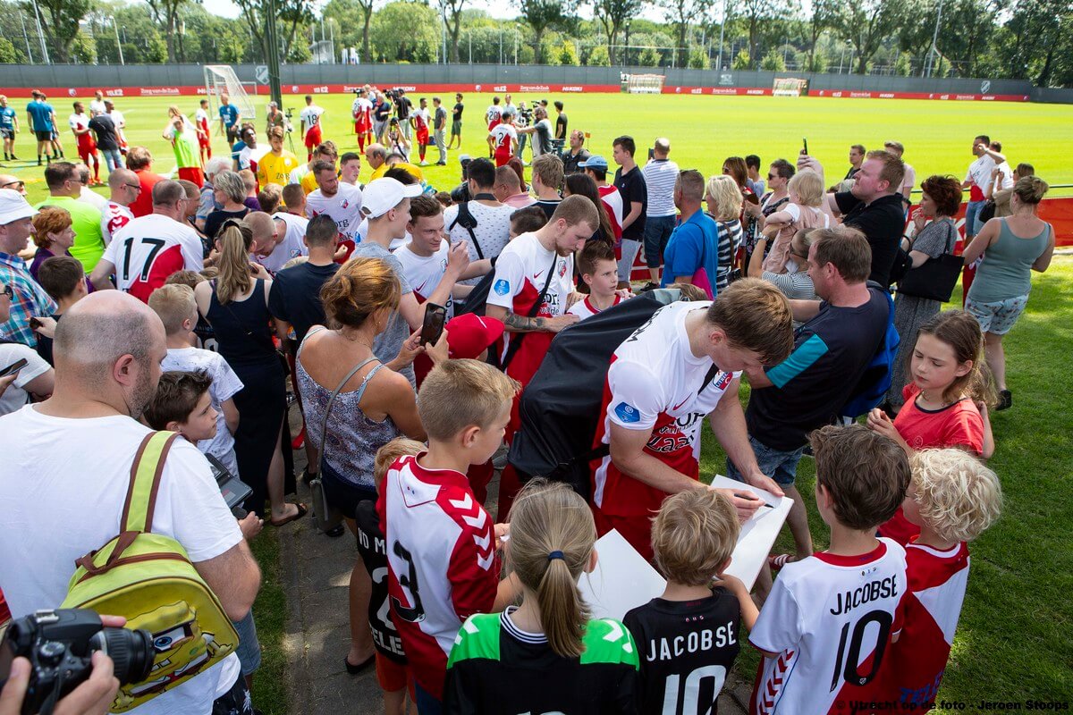 Na afloop van de training is er tijd voor het zetten van handtekeningen.