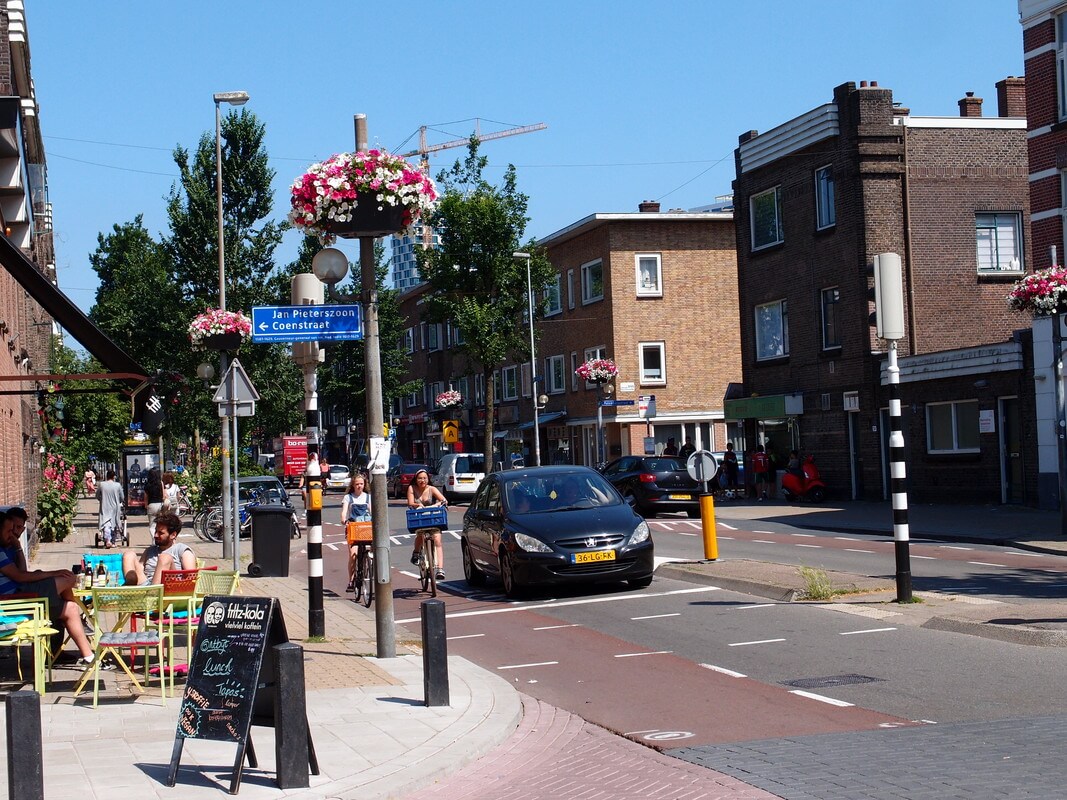 De Kanaalstraat gezien vanaf het kruispunt met de J.P. Coenstraat. Foto: L. Engelman